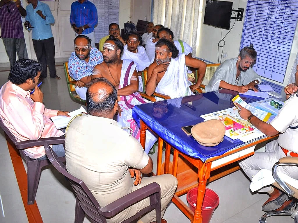 ஆயிரங்கால் மண்டபத்தில் நடந்த தொழிலதிபர் மகள் திருமணம்! - சிதம்பரம் தீட்சிதர்களிடம் போலீஸ் விசாரணை