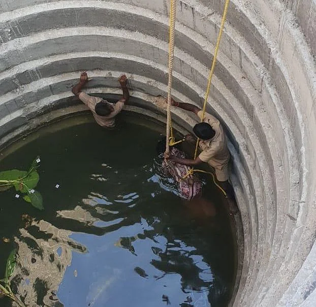 ஷோபனாவின் உடலை மீட்கும் தீ அணைப்புப் படையினர்