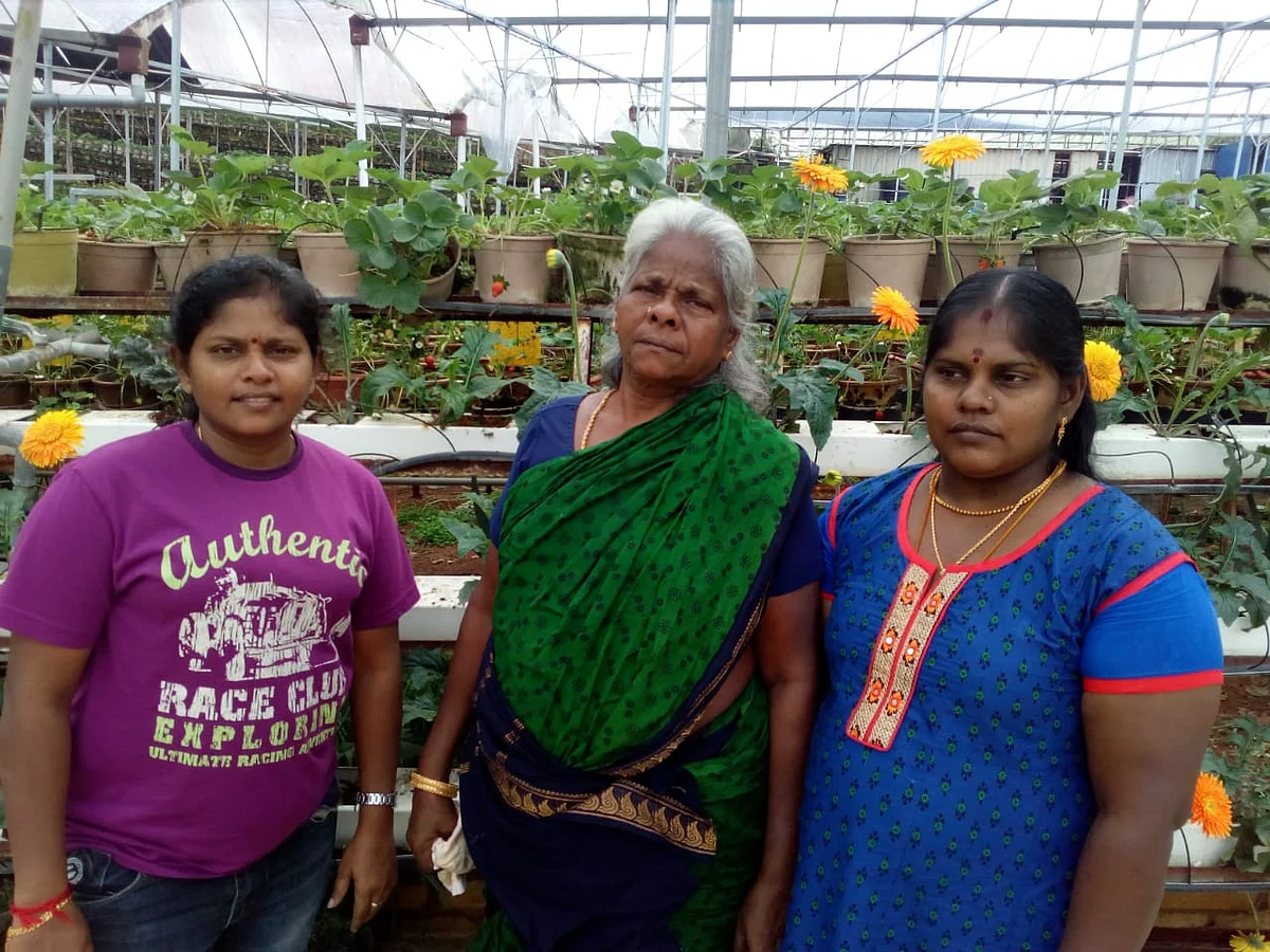 அம்மா, அக்காவுடன் ராதிகா