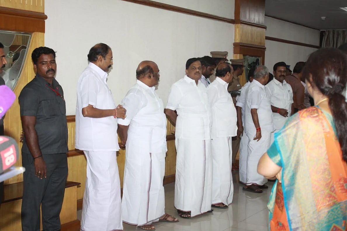 எடப்பாடி பழனிசாமியை வரவேற்கக் காத்திருந்த அமைச்சர்கள்
