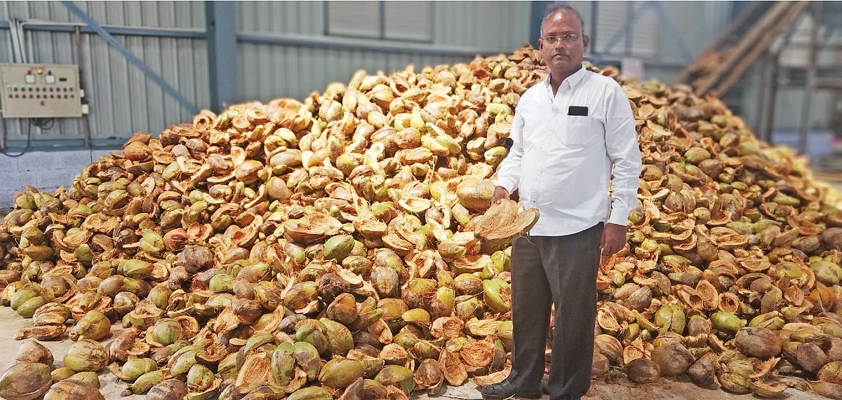 தேங்காய் மட்டைகளுடன் ராஜரத்தினம்