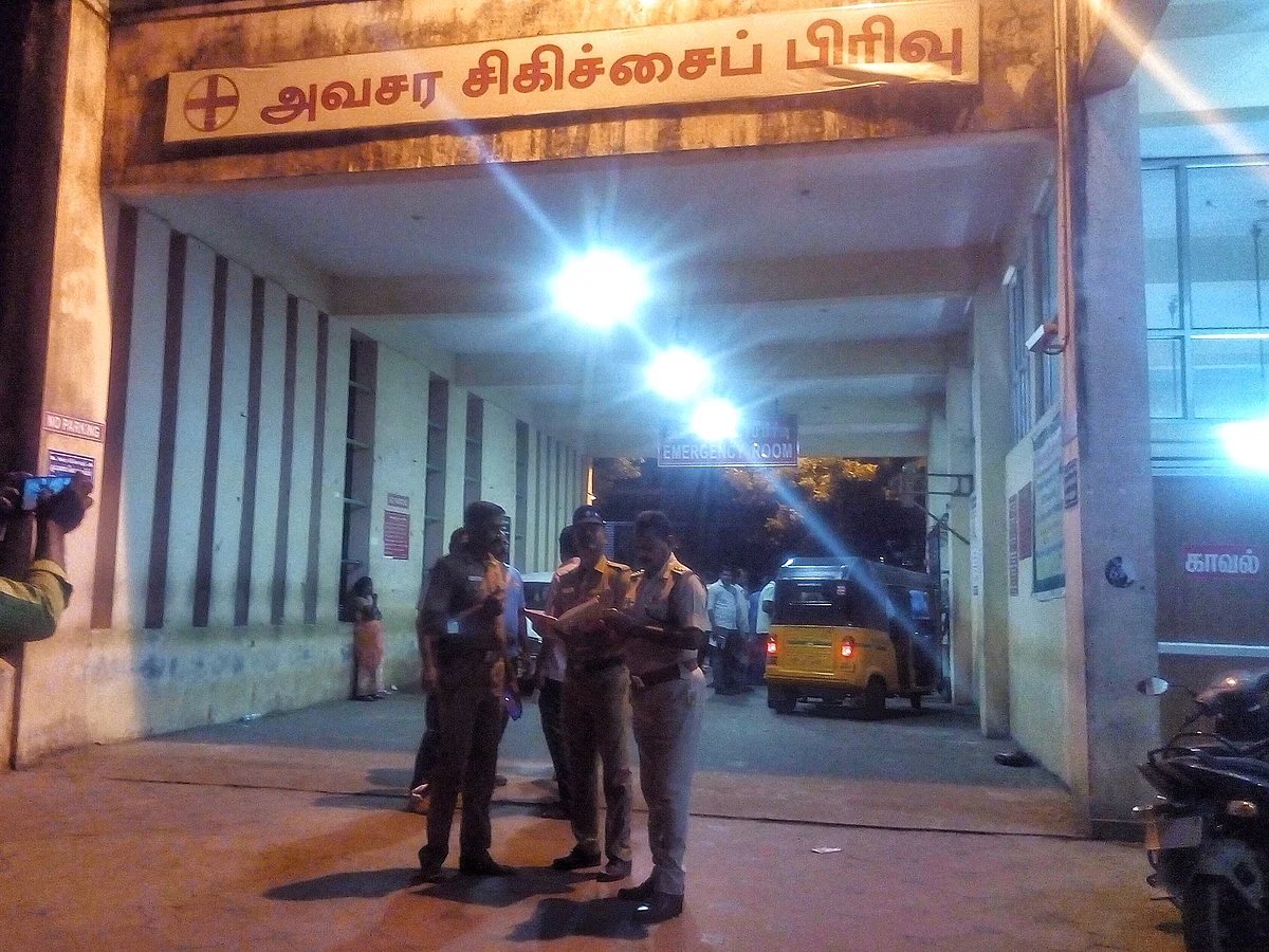 `வேறு ஒருவருடன் நீ எப்படிப் பேசலாம்?' - நாகை மாணவி மீது ஆசிட் வீசிய பல்கலைக்கழக மாணவர்