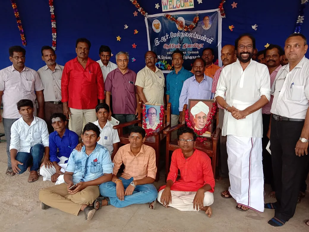 `ஆசிரியர்களின் கண்டிப்பே எங்களை ஆளாக்கியது!' - 50 வருடங்களுக்கு முன் படித்த பள்ளியில் உருகிய எம்.பி