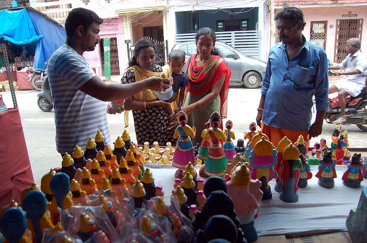 கொலு பொம்மைகளை வாங்கும் பெண்கள்