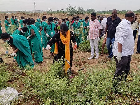 `தாமிரபரணி ஆற்றில் தூய்மைப் பணி!’ - மண்வெட்டியுடன் களமிறங்கிய நெல்லை ஆட்சியர் ஷில்பா