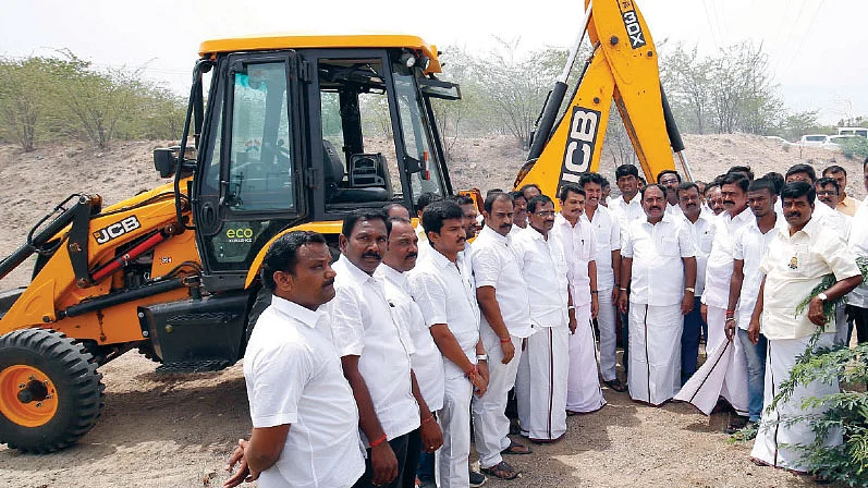 நெடுங்கூரில் தி.மு.க-வினர்