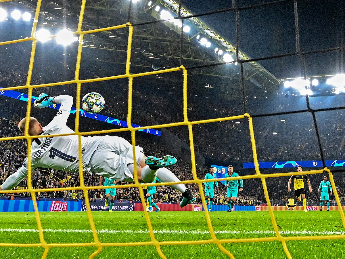 рокро╛ро░рпНроЪро┐ро▓рпЛройро╛ роОро╕рпНроХрпЗрокрпН... роЪрпЖро▓рпНроЪрпА роЕро╡рпБроЯрпН... роЯро╛рокрпН роХро┐ропро░ро┐ро▓рпН роЪро╛роорпНрокро┐ропройрпНро╕рпН ро▓рпАроХрпН! #UCL