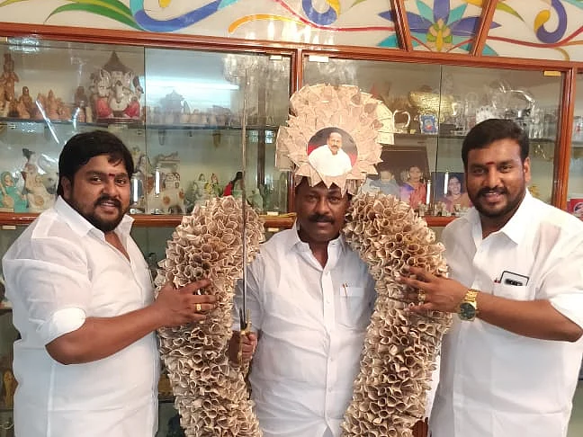 மோசடிக்காக கைதானவருடன் பிறந்த நாள் கொண்டாட்டமா?! - வெடிக்கும் தென் சென்னை தி.மு.க.