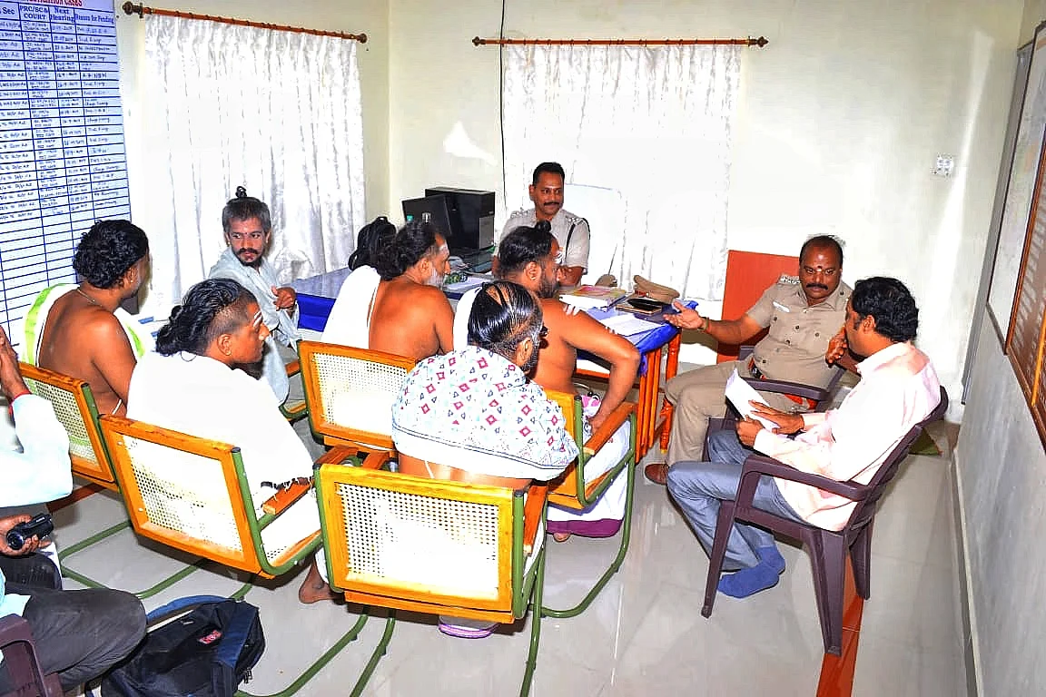 தீட்சிதர்களிடம் போலீஸார் விசாரணை