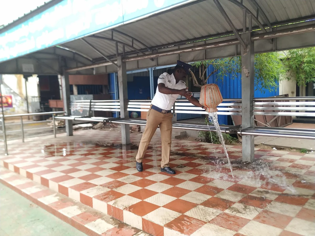 குப்பை கார்னரான குளித்தலை பஸ் ஸ்டாப்... இளைஞர்கள் கோரிக்கைக்கு செவிசாய்த்த டிராஃபிக் போலீஸ்!