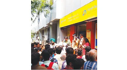மகாராஷ்டிரா கூட்டுறவு வங்கி முடக்கம்... பின்னணி என்ன?