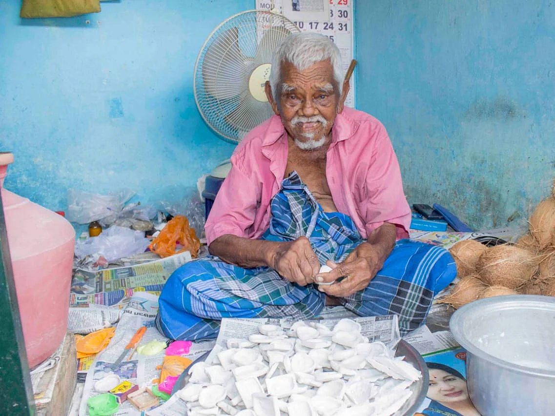 `குழந்தைகள் மகிழ்ச்சியே போதும்!' - நெகிழும் 113 வயது தஞ்சை `மிட்டாய் தாத்தா'