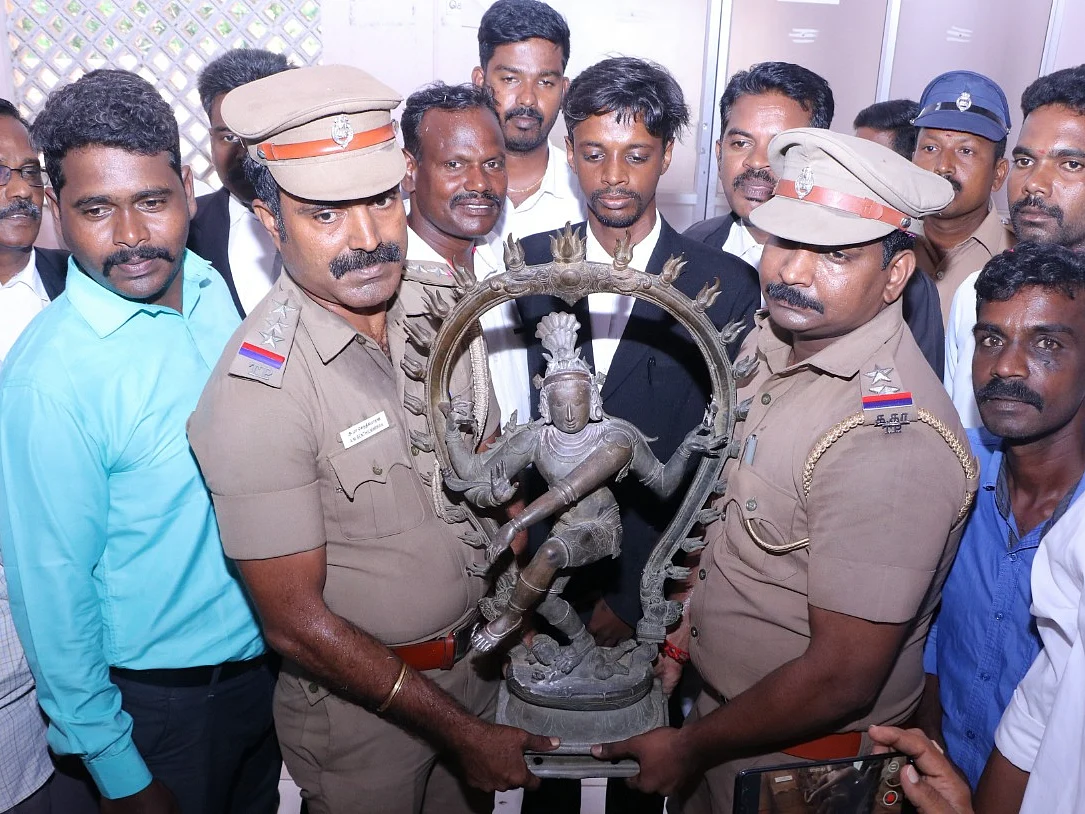 `37 ஆண்டுகளுக்குப் பின் மீட்கப்பட்ட நடராஜர் சிலை!' - கும்பகோணம் நீதிமன்றத்தில் மலர்தூவி வரவேற்பு