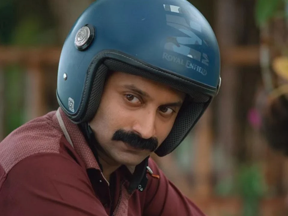 ``துல்கர் எனும் அரக்கன், நிவின் எனும் பூதம்.. மலையாள சினிமாவும், மதம்பிடித்த ரசிகர்களும்!"