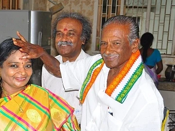 மீம்ஸ் டு மேதகு தமிழிசை!
அப்பாவுக்குக் கிடைக்காத கவர்னர் பதவி மகளுக்குக் கிடைத்தது