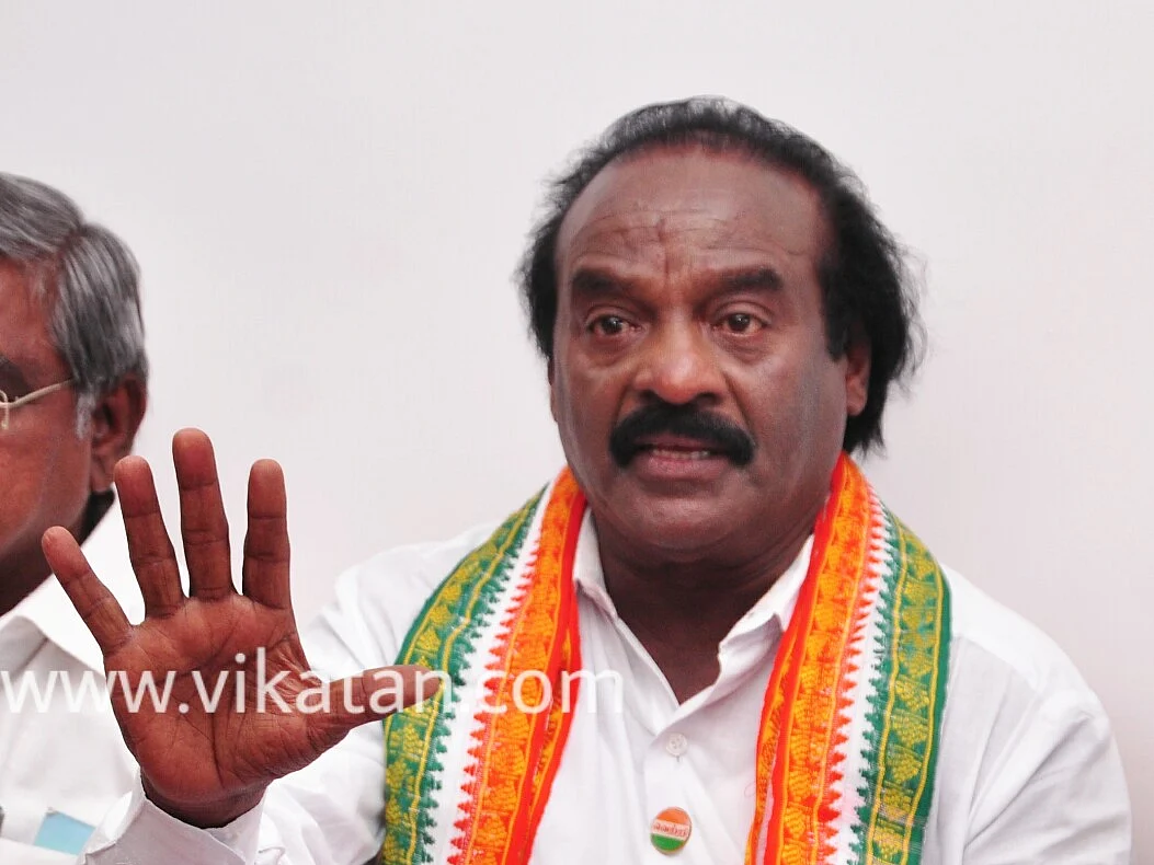 `பயந்தவர்கள் சொல்வது கட்சியின் கருத்து கிடையாது!' - சசிதரூரைச் சாடும் வசந்தகுமார்