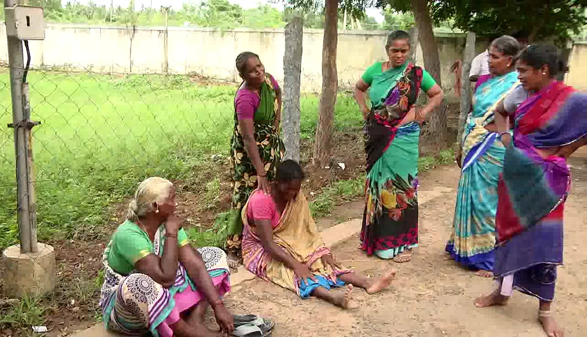 கதறி அழும் பெற்றோர்கள்
