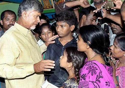 பாதிக்கப்பட்டவர்களுக்கு சந்திரபாபு நாயுடு ஆறுதல்