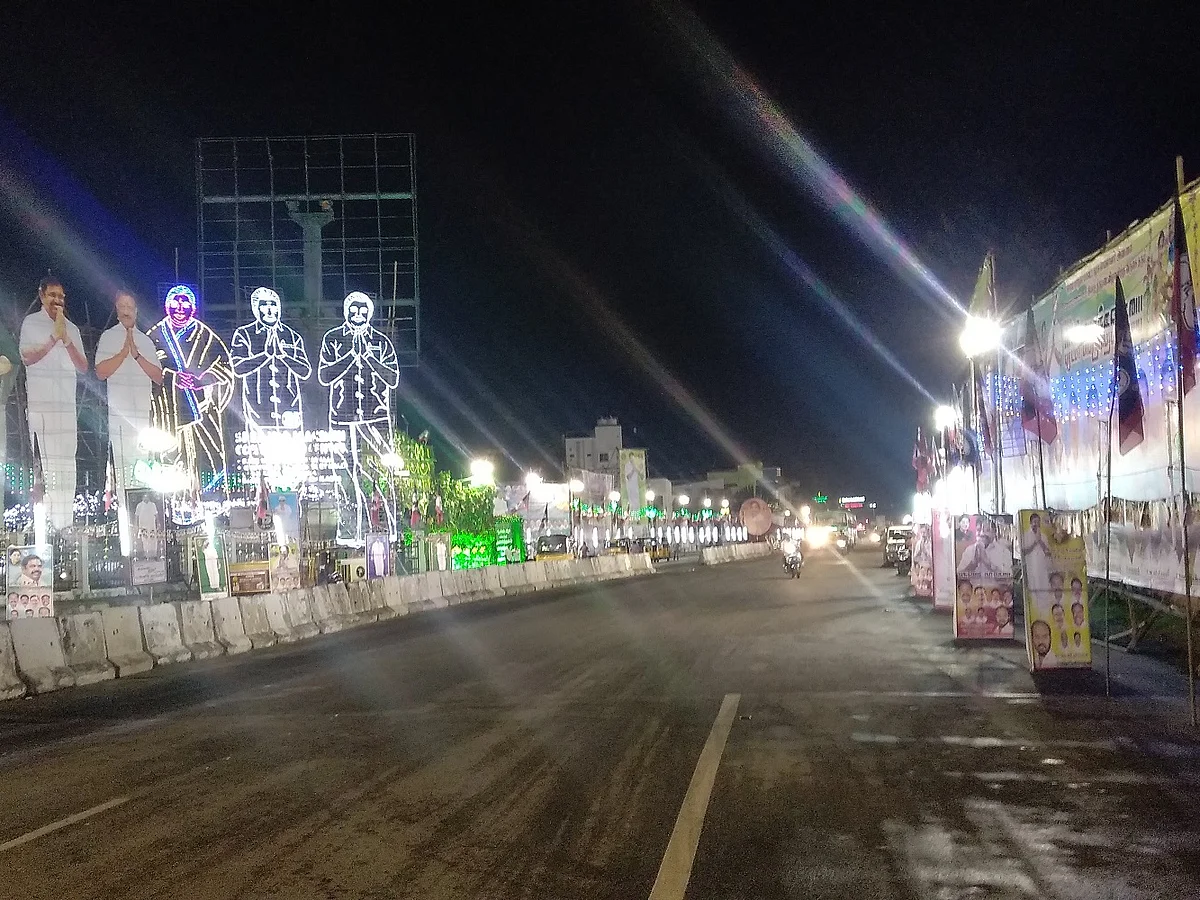 `நீதிமன்ற உத்தரவை மீறி பேனர்!'- முதல்வர் எடப்பாடி பழனிசாமி மீது சேலம் காவல்நிலையத்தில் புகார்