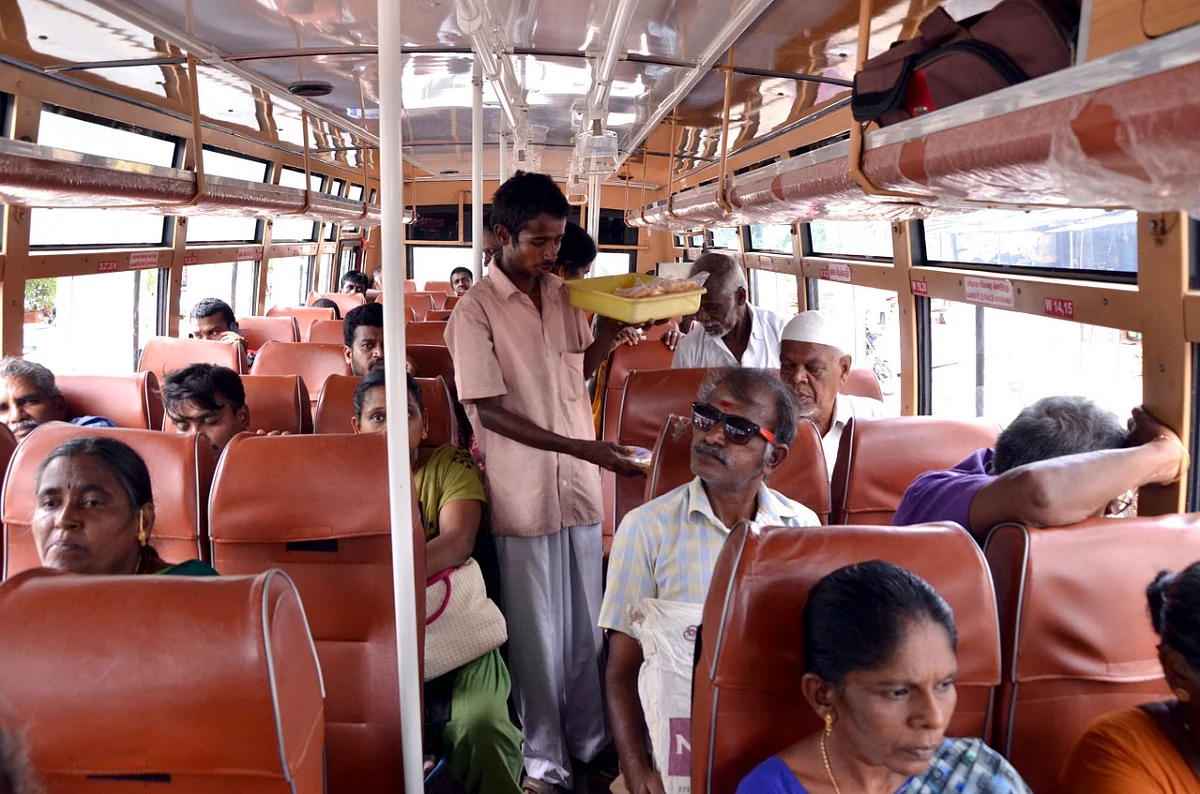 பேருந்தில் வியாபாரம் செய்யும் உதயகுமார்