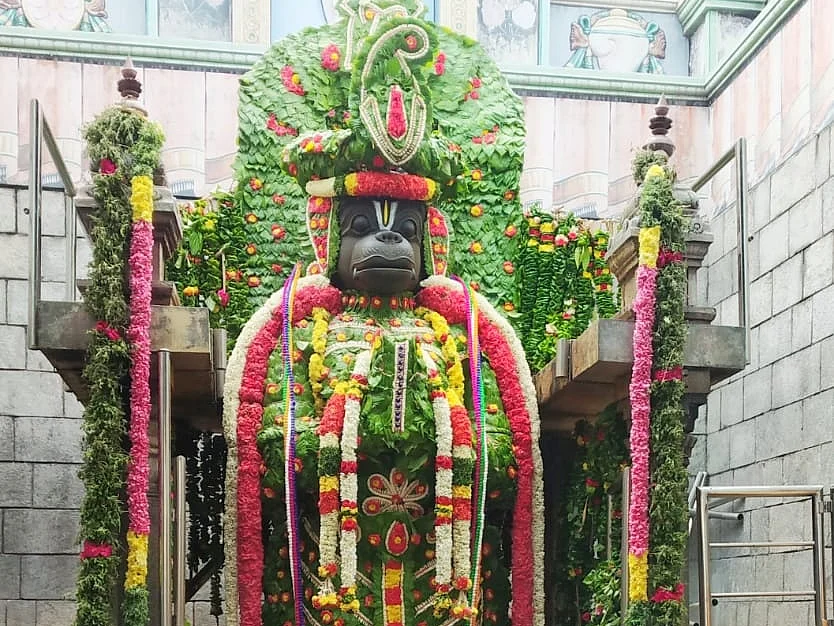 முதல்முறையாக ஒரு லட்சத்து எட்டு வெற்றிலைகளால் நாமக்கல் ஆஞ்சநேயருக்கு சிறப்பு அலங்காரம்!