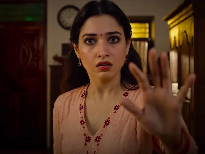 `செத்துக்கிட்டிருக்க தமிழ்சினிமா உன்னாலதான் பொழைக்கப் போகுது!'- தமன்னாவின் 'பெட்ரோமாக்ஸ்' டிரெய்லர்