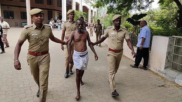 போலீஸ் விசாரணைக்கு அழைத்துச் செல்லப்படும் முதியவர்