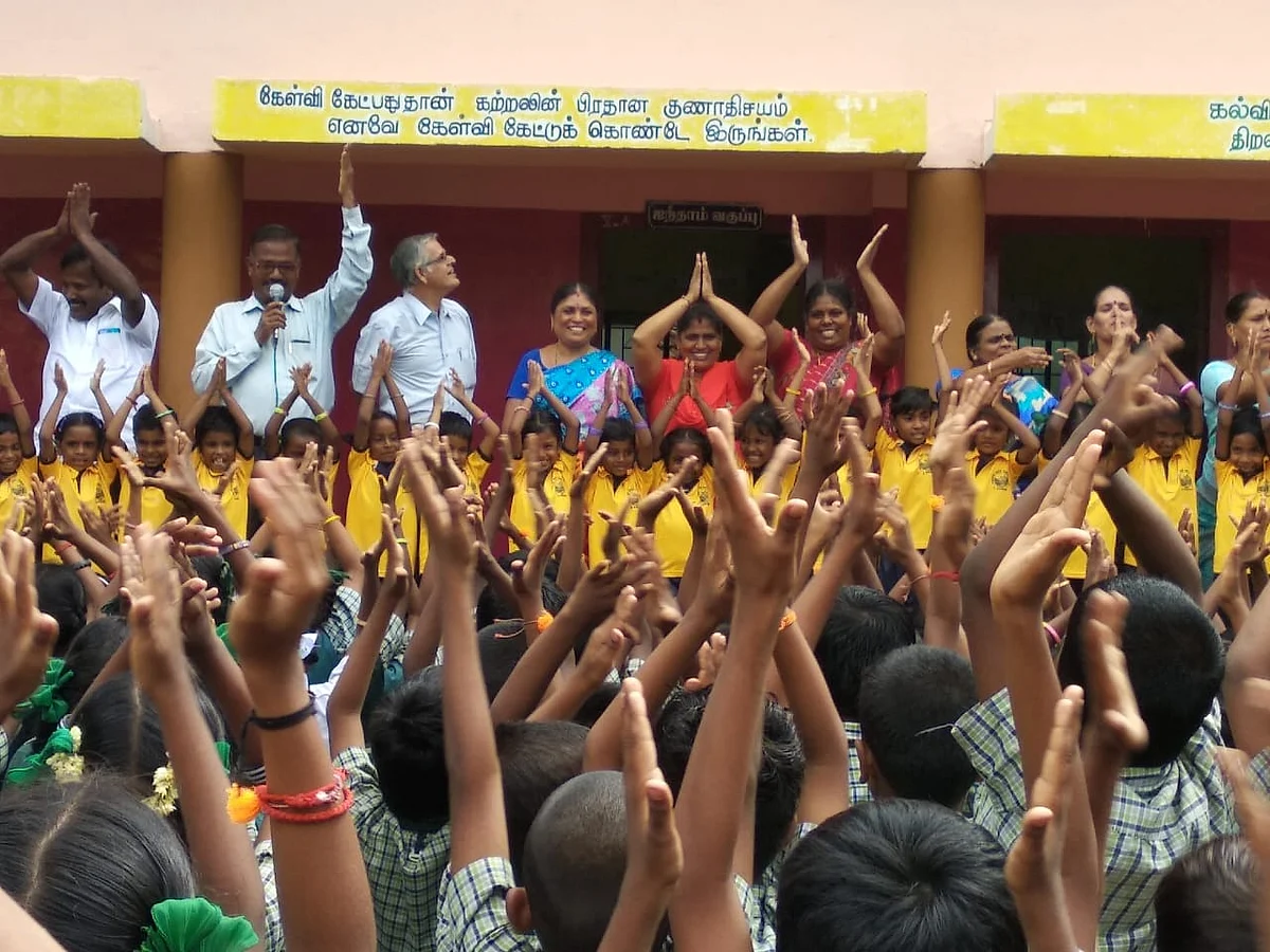 ஆசிரியரை பாராட்டும் மாணவர்கள்