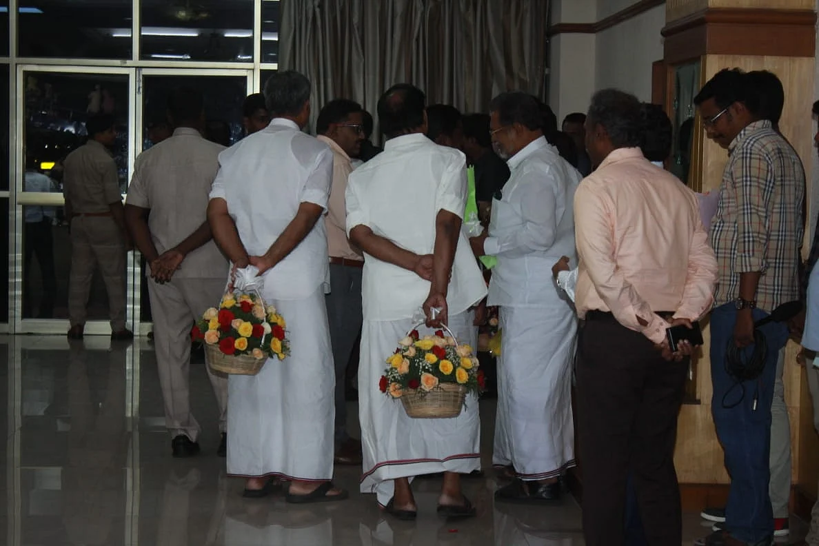 எடப்பாடி பழனிசாமியை வரவேற்கக் காத்திருந்த நிர்வாகிகள்