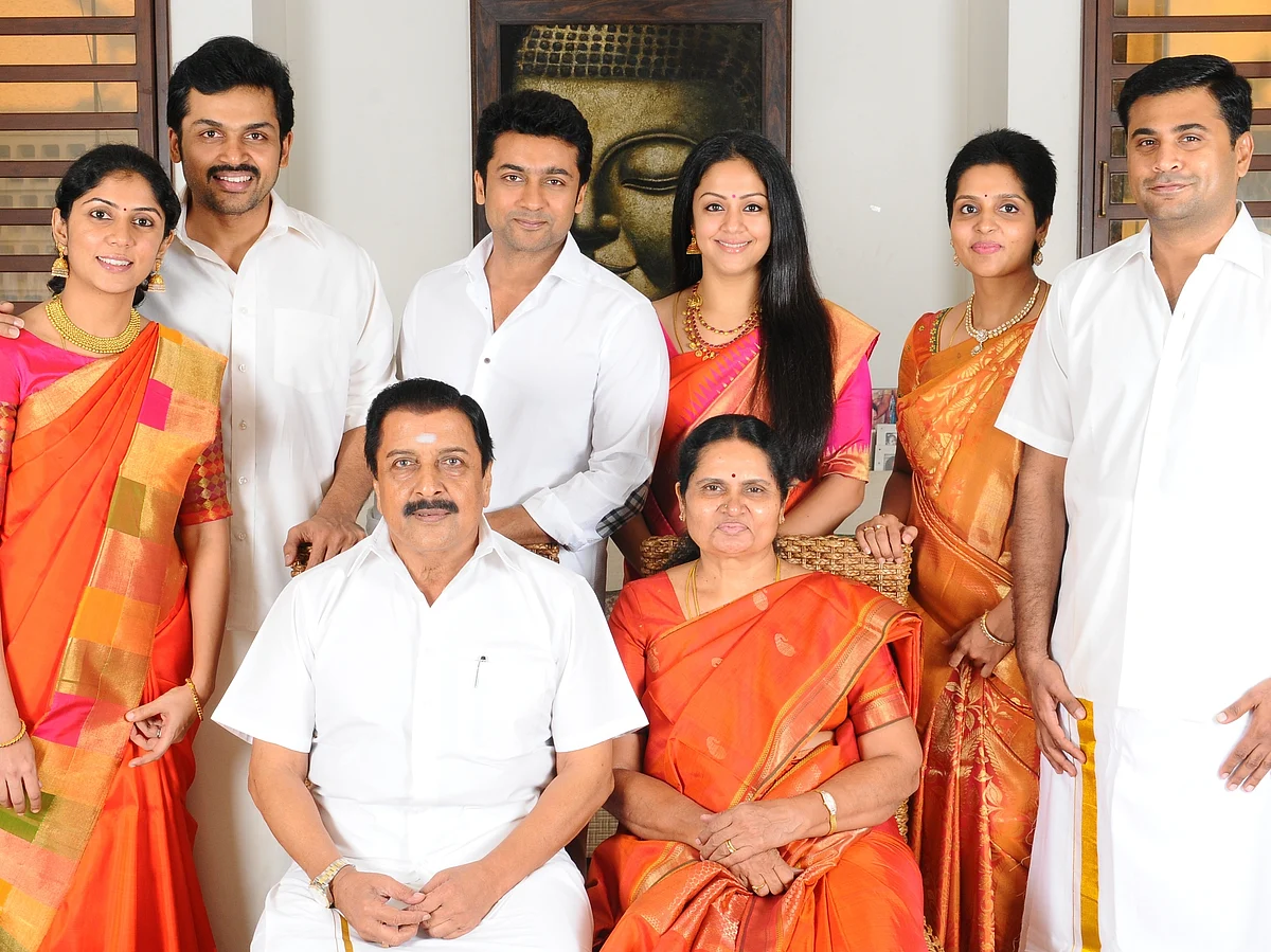 ஜோதிகா இல்லாமல் சூர்யா... மகள் இல்லாமல் கார்த்தி!- வெளிநாடு பறந்திருக்கும் சிவகுமார் குடும்பம்