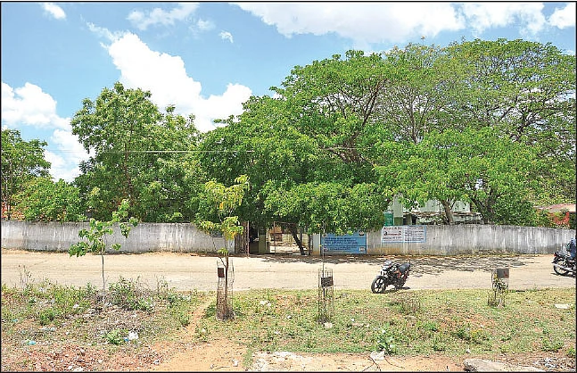 பள்ளியின் முன்புறம்