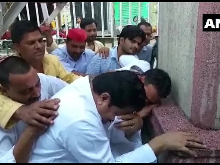 `எங்களை அநாதையாக விட்டுவிட்டீர்கள்!’ - காந்தி சிலை முன் கண்ணீர்விட்டுக் கதறிய சமாஜ்வாதி நிர்வாகி