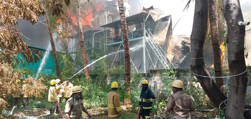 பற்றி எரியும் மிளகாய் வற்றல், ஏலக்காய், கிராம்பு, பட்டை!- 8 மணி நேரமாகப் போராடும் தீயணைப்பு வீரர்கள்