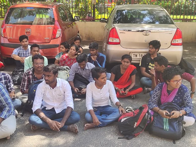 ``திபெத்திய மாணவர்களைக் கைது செய்தது நாட்டுக்கே அவமானம்!" - சென்னைப் பல்கலைக்கழக மாணவர்கள் போராட்டம்