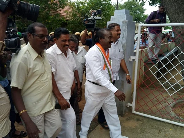 காவல்நிலையத்தில் வசந்தகுமார் எம்.பி