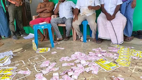 பொதுமக்களின் முற்றுகையில் தி.மு.க-வினர்