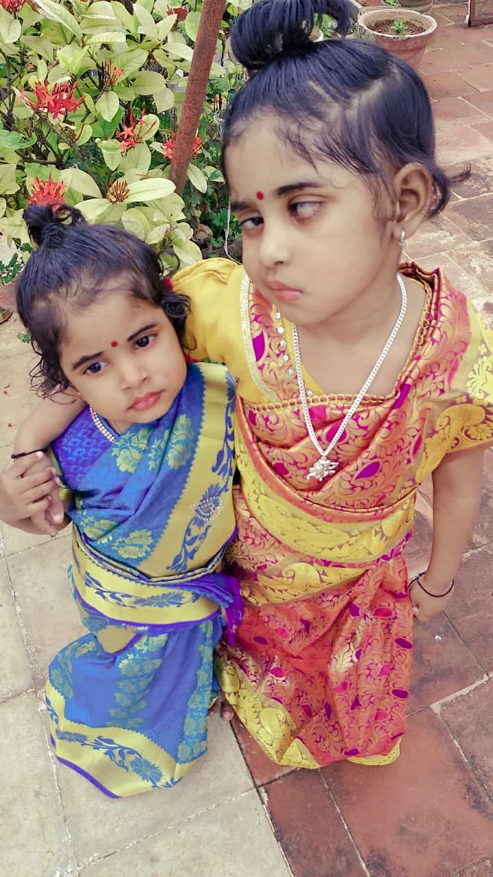 தவதி தன் தங்கையுடன்
