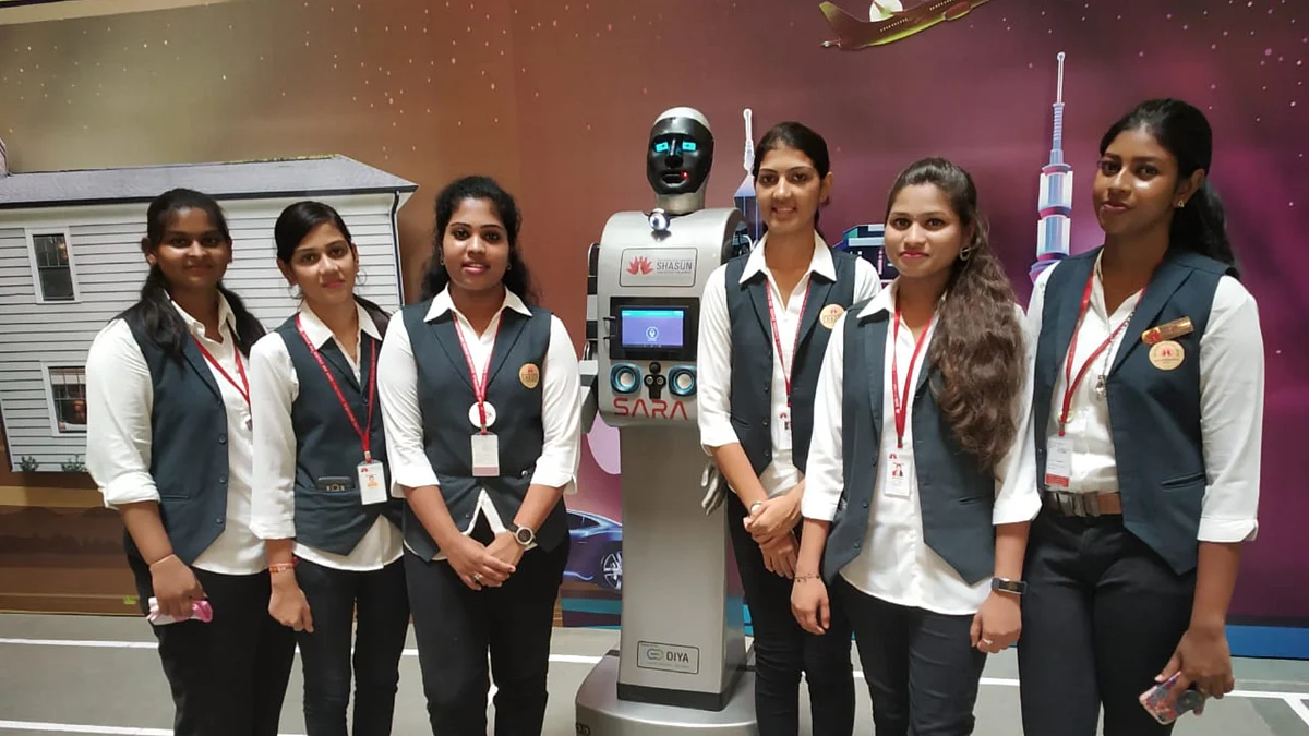 ரோபோவை உருவாக்கிய குழு!