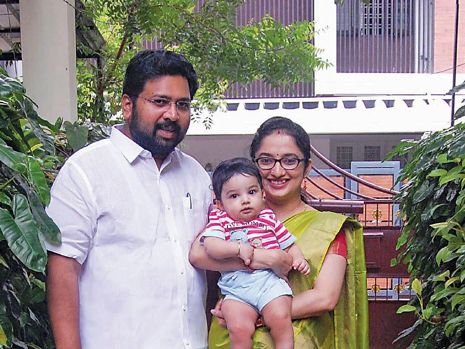 திவ்யா ஐ.ஏ.எஸ்... அரசுப் பணியும் அரசியல் பணியும்
