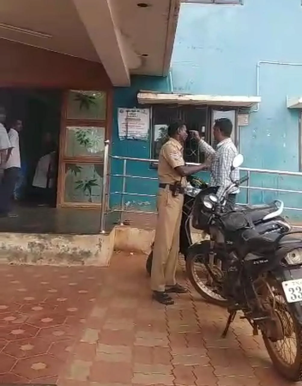 சமாதாணம் செய்யும் சக போலீஸ்