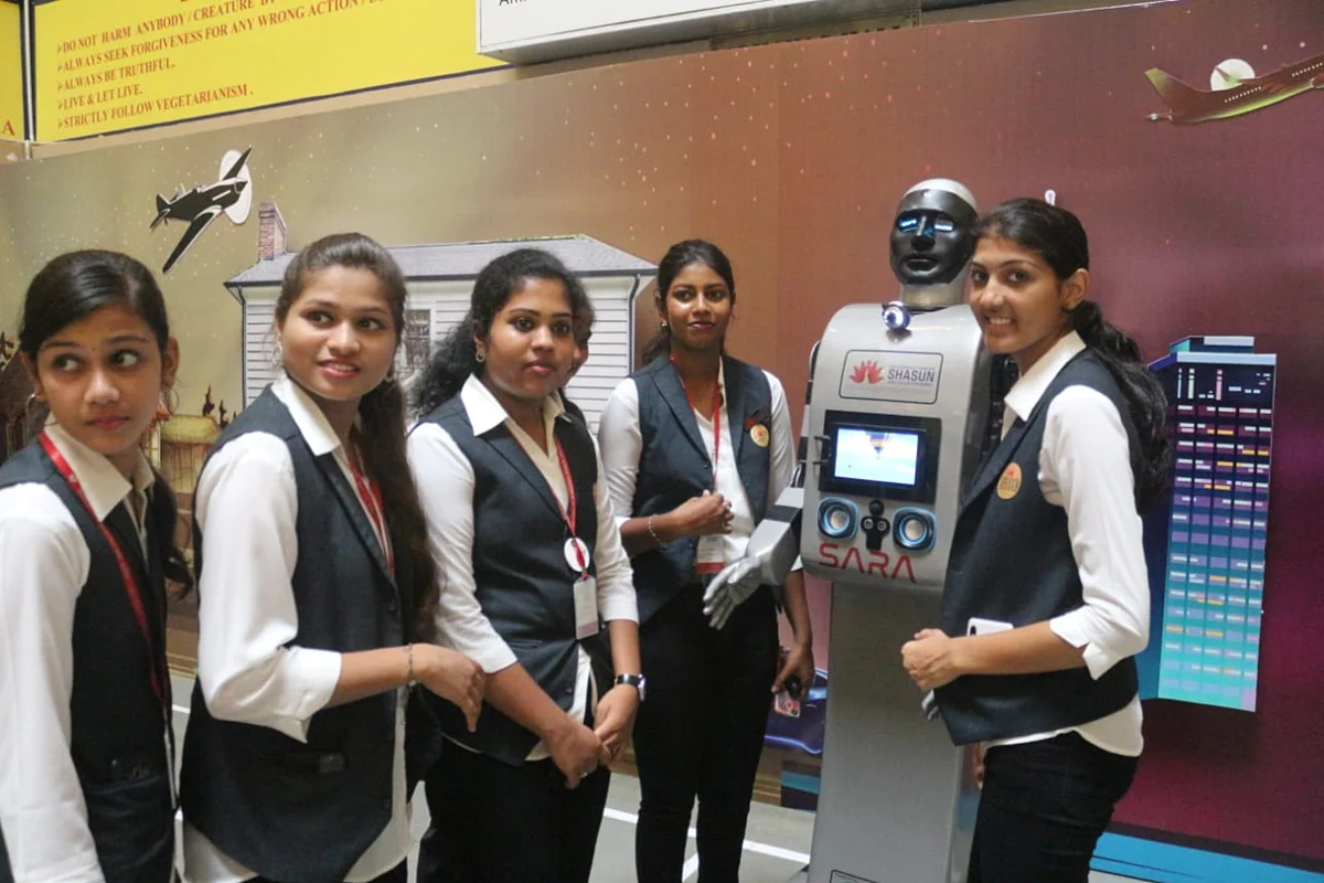 ரோபோவை உருவாக்கிய குழு!