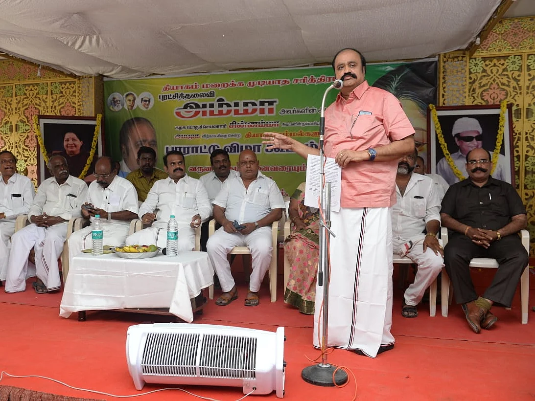 `டி.டி.வி தினகரன் சிப் என்னிடம் இருக்கிறது; அவ்வளவு சீக்கிரம் விடமாட்டேன்!’ - கொந்தளித்த புகழேந்தி