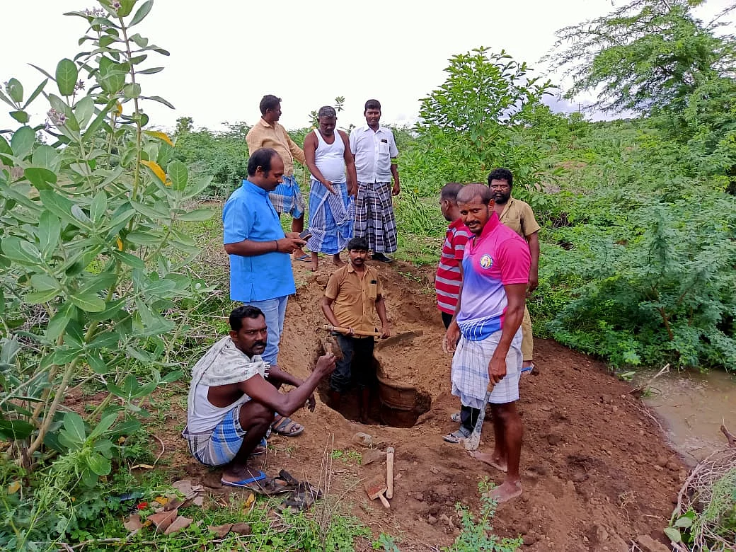 ஆய்வில் ஈடுபட்டும் ஆசிரியர் சரவணன்