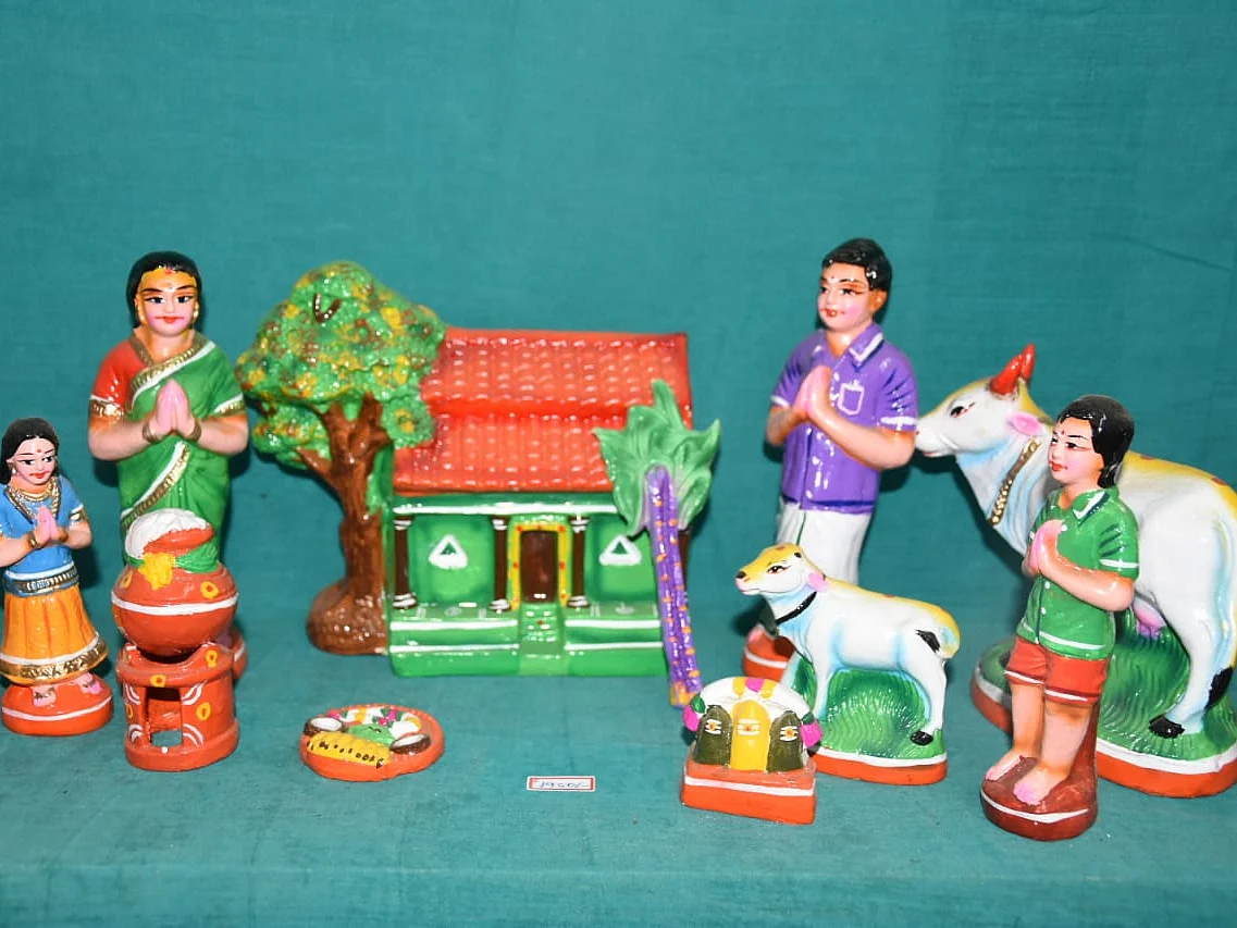 “நலியும் விவசாயம்தான் இந்த வருட கொலு பொம்மை தீம்!” மயிலாடுதுறை விசேஷம்