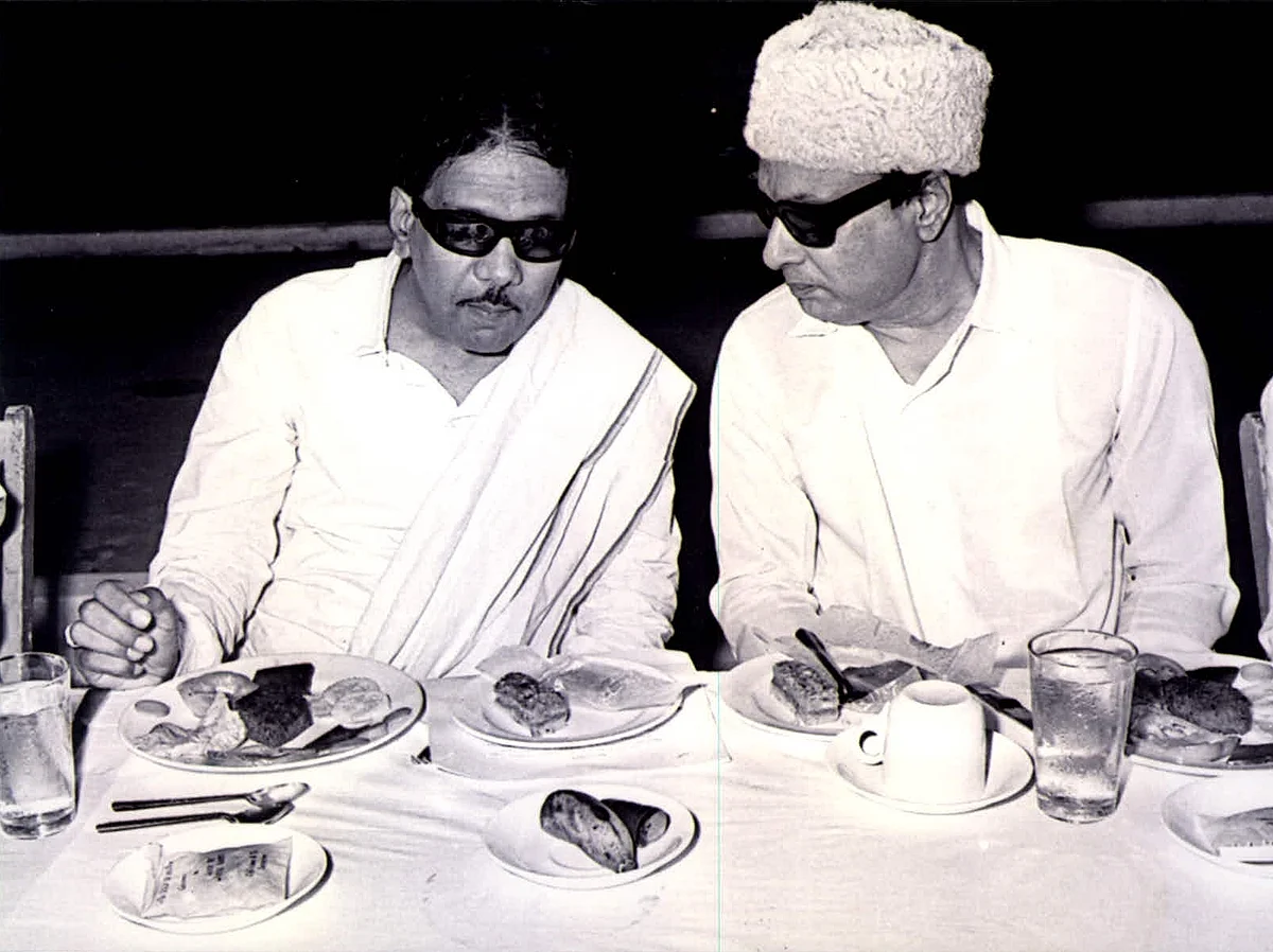 கருணாநிதியுடன் எம்.ஜி.ஆர்.