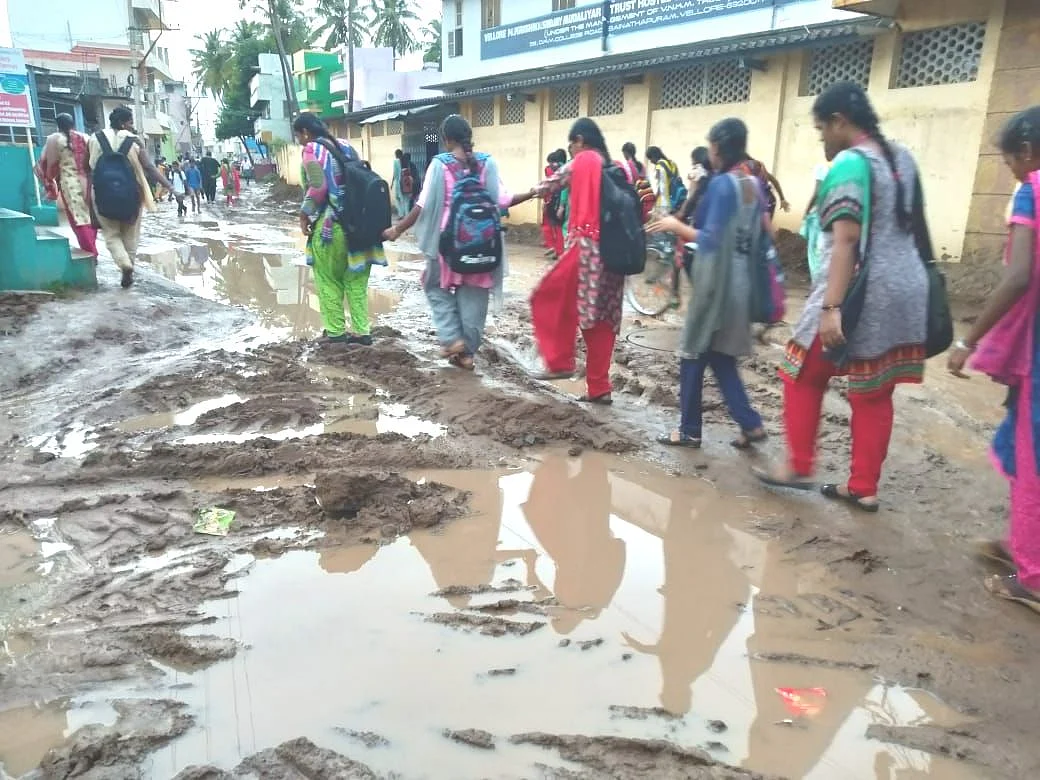 `பேருதான் ஸ்மார்ட் சிட்டி; ஊரெல்லாம் பள்ளம்!' - வேலூர் மாநகராட்சிக்கு எதிராக சீறும் மக்கள்