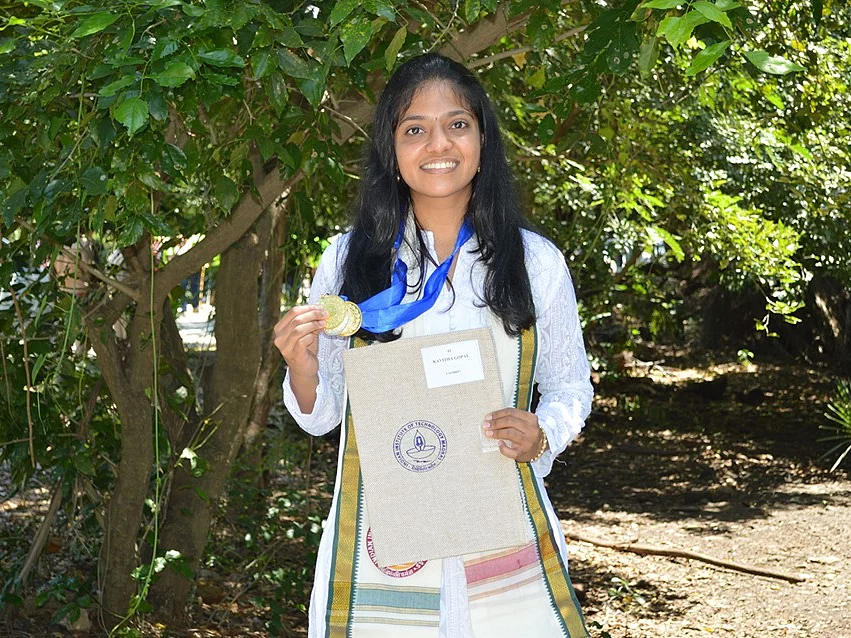 "படிப்பு மட்டுமே எதிர்காலமல்ல..." ஐஐடி-யின் 3 விருதுகளைப் பெற்று சாதித்த கவிதா கோபால்!