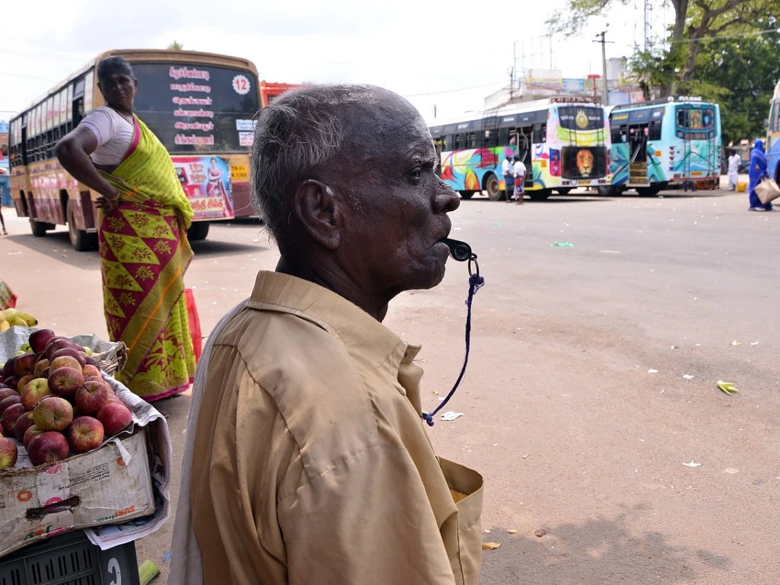 "வயசுக்குதான் ரிட்டையர்மென்ட், மனசுக்குக் கிடையாது"- வியக்க வைக்கும் விசில் தாத்தா #VikatanHumanStory