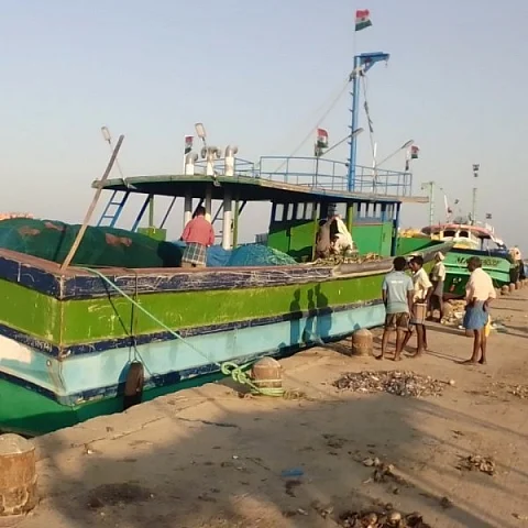 கரைசேரும் மீனவர்களின் விசைப்படகு