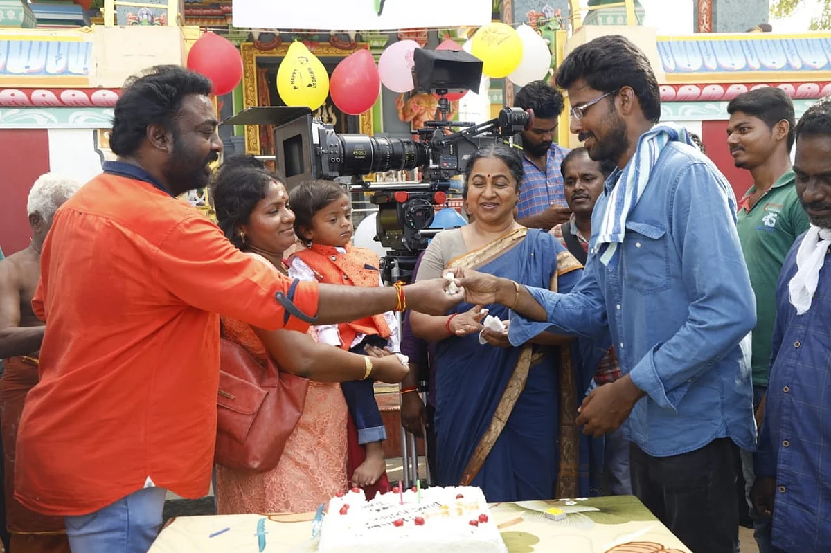 `குடும்பத்தையே வர வச்சிட்டாங்க!' - ஷூட்டிங் ஸ்பாட்டில் மகனின் பிறந்தநாளைக் கொண்டாடிய சரவணன்